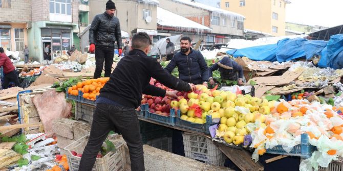 Çatısı Çöken Pazarın Esnafı Yaralarını Sarıyor