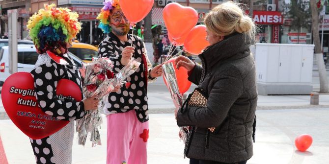 Sevgililere Karanfil Dağıtıldı