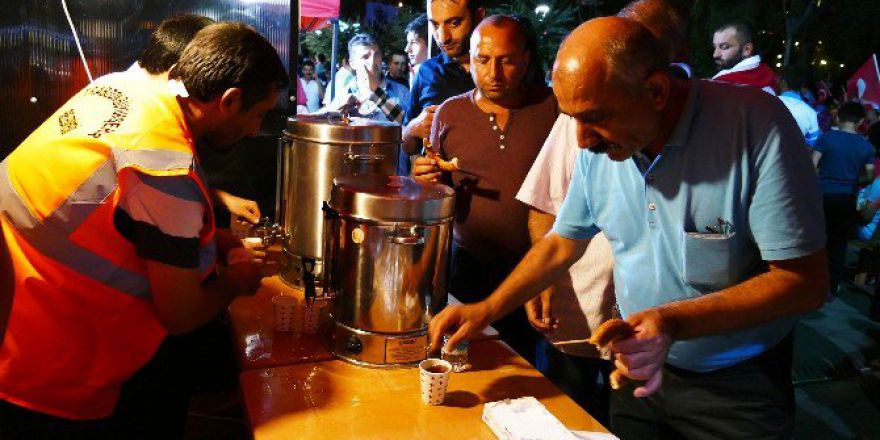 Trabzon Büyükşehir Belediyesi Tarafından Meydanlardaki Halka İkram Devam Ediyor