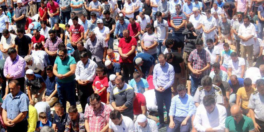 Sakarya’da Binler Cuma Namazını Kent Meydanında Kıldı