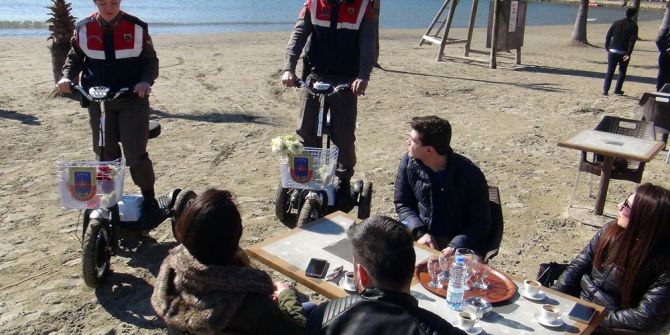 Jandarma Sahilde Gınger İle Sevgililere Çiçek Dağıttı