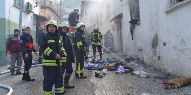 Çakmakla Oynayan 3 Yaşındaki Çocuk Yangın Çıkardı