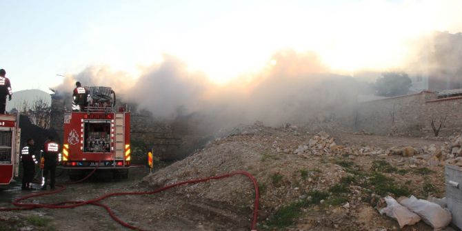 Kuşadası’nda Tarihi Ev Alevlere Teslim Oldu