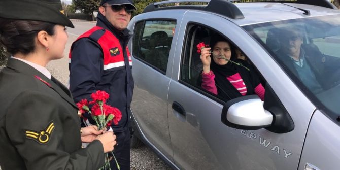 Jandarmadan Sürücülere Karanfil