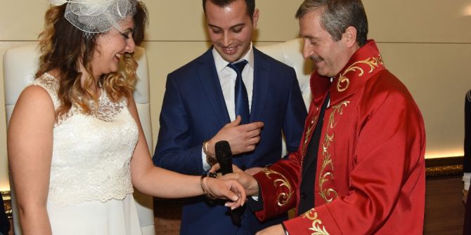 Sevgililer Günü’nde Evlenen Terörle Mücadele Polislerine Kelepçe