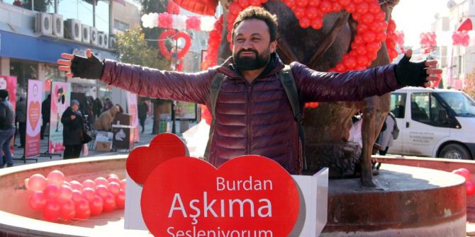 Kürsüye Çıkıp İlanı Aşklarını Ettiler