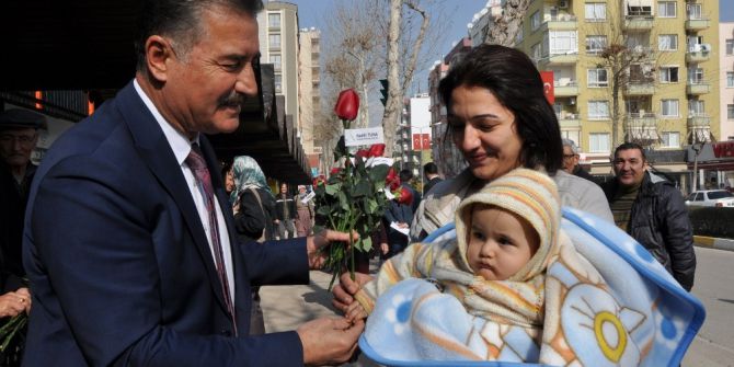 Başkan Tuna, Sevgililer Günü’nde 5 Bin Gül Dağıttı, 30 Çiftin Nikahını Kıydı