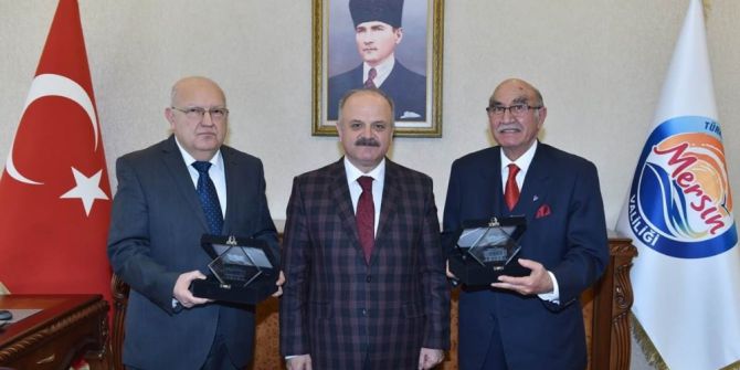 Vali Çakacak, Emekli Mülki İdare Amirlerine Hizmet Anısı Ve Belgesi Takdim Etti