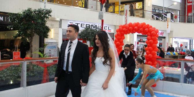 Sevgililer Günü’nde Buz Pistinde Nikah Kıydılar