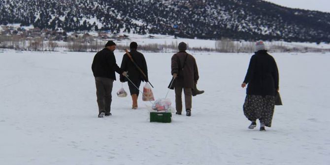 Göl Üzerindeki Adaya Yürüyerek Gidiyorlar