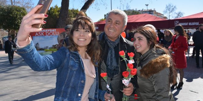 Başkan Sözen’den Sevgililere Karanfil