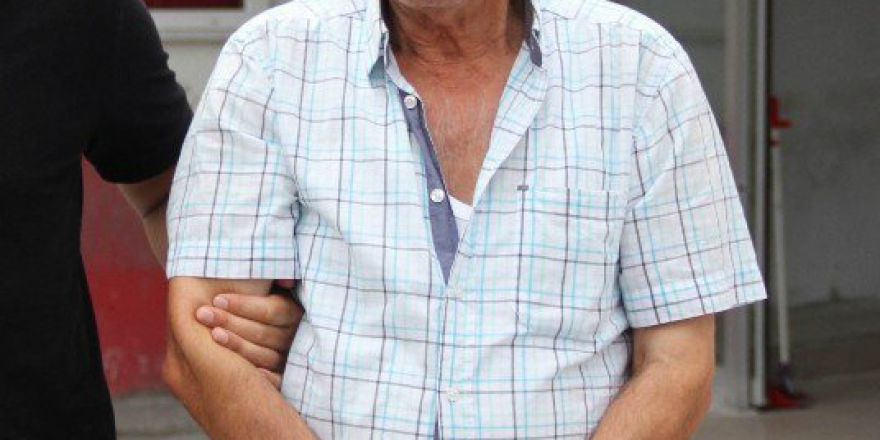 Saksıda Hint Keneviri Yetiştiren Yaşlı Adam Serbest