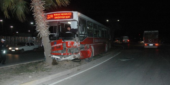 Belediye Otobüsü Kaza Yaptı: 3 Yaralı