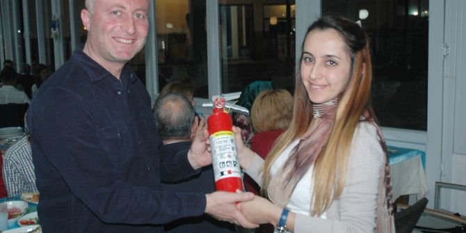 İtfaiyeci Eşine Yangın Tüpü Hediye Etti