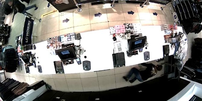 Av Tüfeği İle Mağaza Baskını Güvenlik Kamerasında