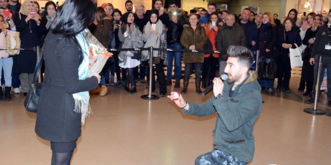 Sevgililer Günü’nde Avm Ortasında Evlenme Teklifi
