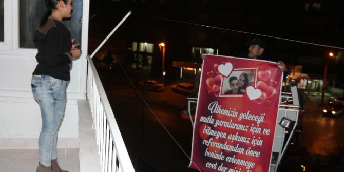 İtfaiyeciden, Yangın Merdiveninden Evlilik Teklifi