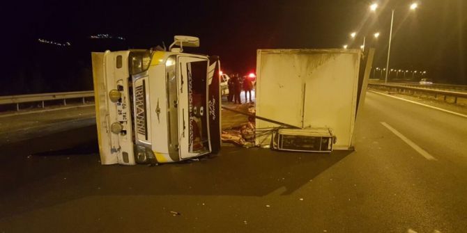 Başkent’te Kontrolden Çıkan Et Yüklü Tır Yola Devrildi