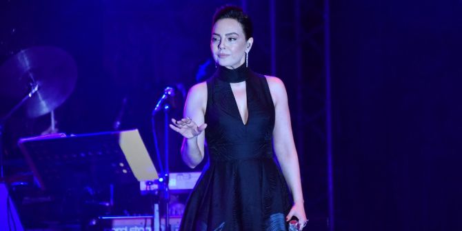 Ebru Gündeş Işık Sisteminin Azizliğine Uğradı