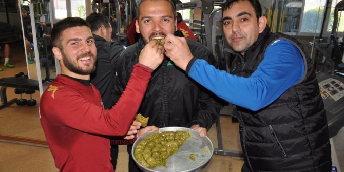 Sabri Baba Oldu, Takımını Baklavaya Doyurdu