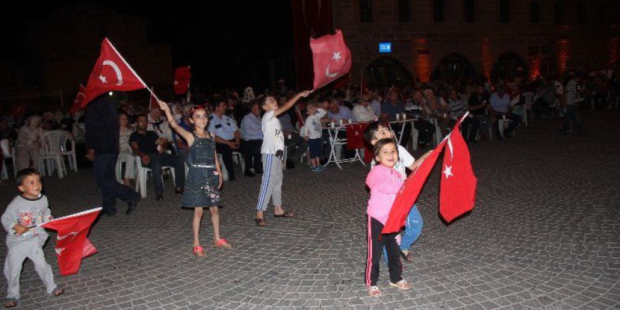 İncesu Halkı Demokrasi Nöbetinde Meydanı Boş Bırakmadı