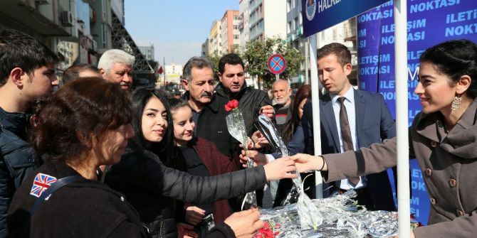 Büyükşehir Belediyesi, Sevgililer Günü’nü 2 Bin Karanfil Ve Fular Dağıtarak Kutladı