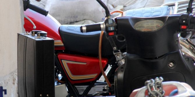 İş Yeri Zarar Görmesin Diye Şüpheli Çantayı Uzaklaştırdı