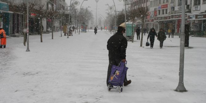 Bolu Kent Merkezinde Yoğun Kar Yağışı Başladı