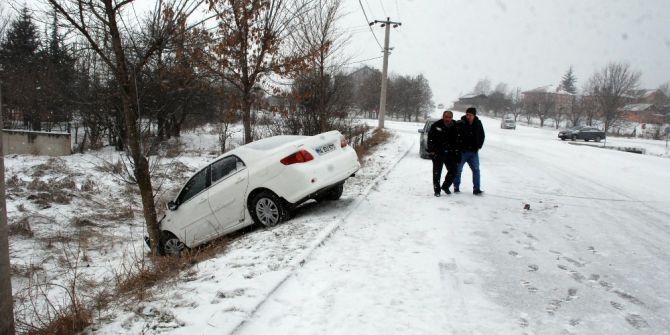 Buzlu Yolda Kayan Araç Ağaca Çarparak Durabildi