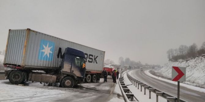 Makaslanan Tır D-100 Karayolunu Kapattı