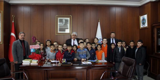 Sorgun Belediye Başkanı Ahmet Şimşek, Öğrencileri Makamında Kabul Etti