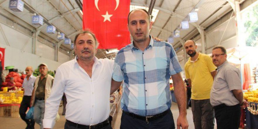 Pazaryerini Türk Bayrakları İle Süsleyip Darbe Girişimine Tepki Gösterdiler