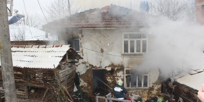 Düzce’de 2 Katlı Ahşap Ev Yangında Kullanılmaz Hale Geldi