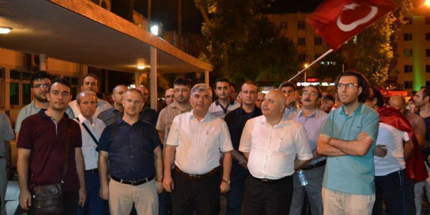 Adıyaman Üniversitesi Çalışanlarından Demokrasi Nöbetinde