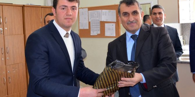 Müdür Beşkardeş’ten Başarılı Öğrencilere Ödül