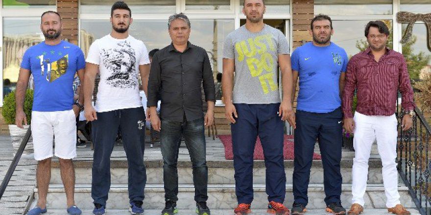 Başkan Uysal’dan Başpehlivan Ali Gürbüz’e Moral Ziyareti