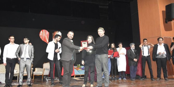 "Aşkın 2 Yüzü" Hem Güldürdü Hem Düşündürdü