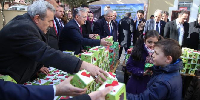 Çocuklara Elma Dağıtıldı