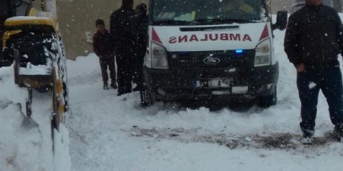 Hasta Taşıyan Ambulansı Belediye Ekipleri Kurtardı