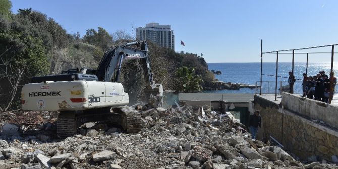 Antalya’da Sit Alanındaki Plaj Tamamen Yıkıldı