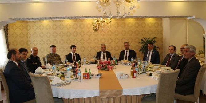 Vali Toprak’tan Defterdar Yıldırım İçin Veda Yemeği