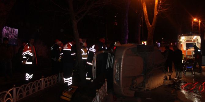 Beşiktaş’ta Bariyerlere Çarparak Takla Atan Otomobil Sürücüsünü İtfaiye Kurtardı