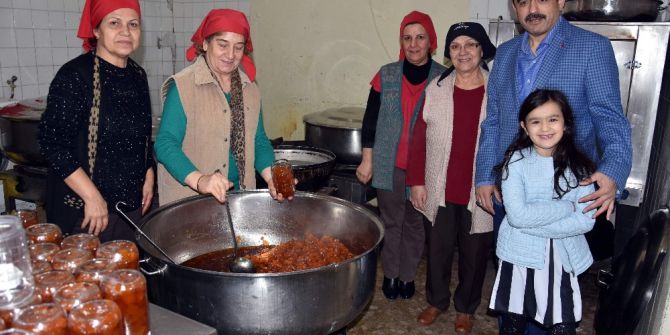 Alıcık, Sokaktan Topladıklarıyla İhtiyaç Sahiplerini Sevindiren Anneleri Kutladı