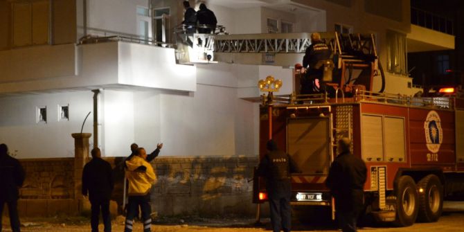 Çocuğunu Ve Eşini Rehin Aldı