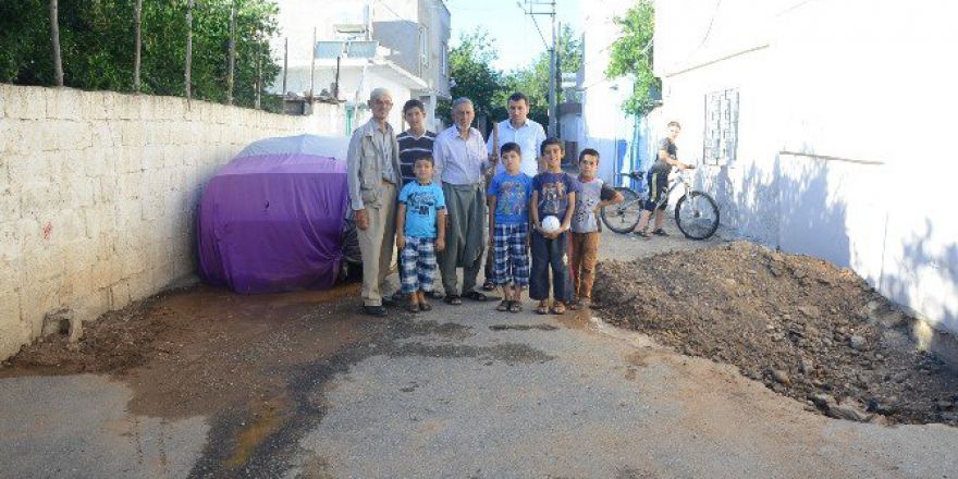 Mahalle Sakinleri Tıkanın Kanalizasyon Hattına Çözüm Bekliyor