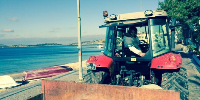 Kadın Amir İş Makinesi Direksiyonunda