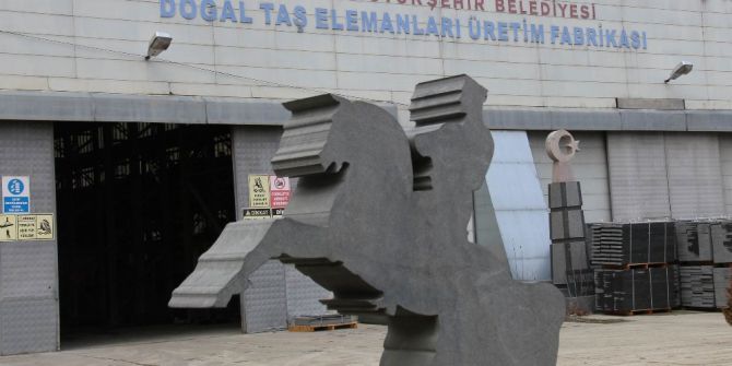 Dev Kayalar İşlenerek Sanat Eseri Ve Şehir Mobilyası Yapılıyor