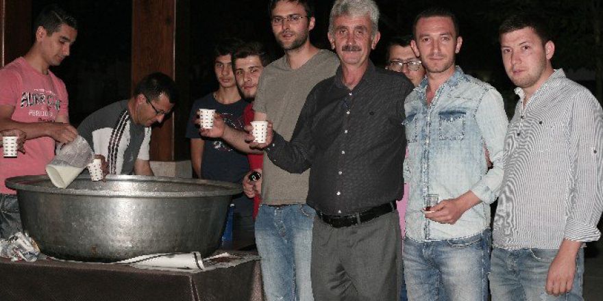 Demokrasi Nöbetine Katılanlara Sıcak Süt