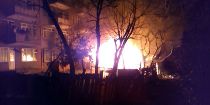 Yangını Söndürmek İçin Su Bidonu Fırlattı