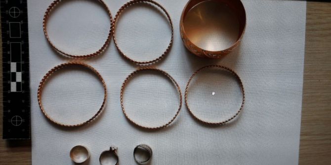 Ablalarının Altınlarını Çaldılar